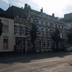 Dubbel herenhuis, volgens gedenksteen in portiek nr