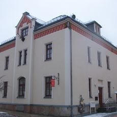 Ehemaliges Forsthaus (heute Wohnhaus) in offener Bebauung, mit Remisengebäude im Hof Dr.-Leidholdt-Straße 2