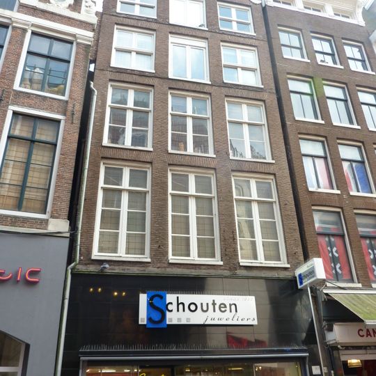 Pand met gevel onder verhoogde lijst