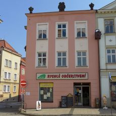 Mírové náměstí 116 a Dlážděná 382