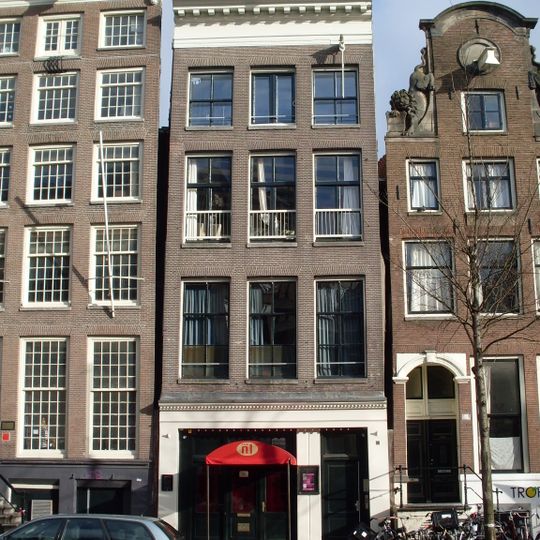 Pand met gevel onder rechte lijst