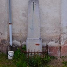 Pomník u kostela