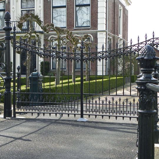 Ingangspartij op boogbrug