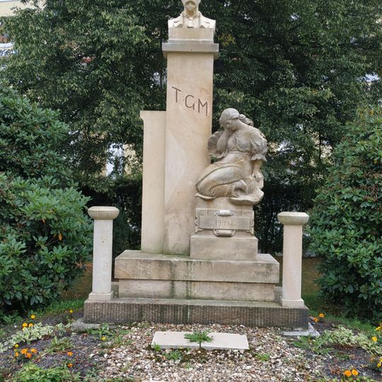 Masarykův pomník u kostela v Sloupu