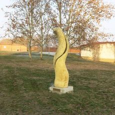 Kamenná plastika Mystérium v parku za kostelem Nanebevzetí Panny Marie v Mostě