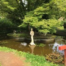 Socha v japonské zahradě u Vily Jestřábí