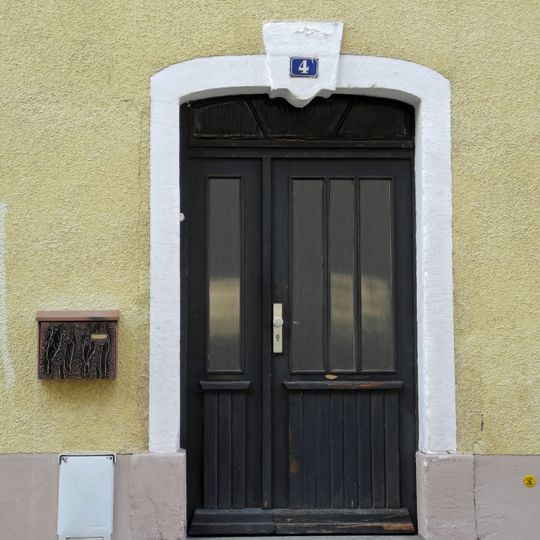 Sandstein-Türstock mit Schlussstein Schillerstraße 4