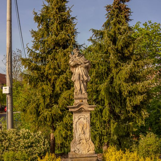 Socha sv. Jana Nepomuckého na návsi ve Střevači
