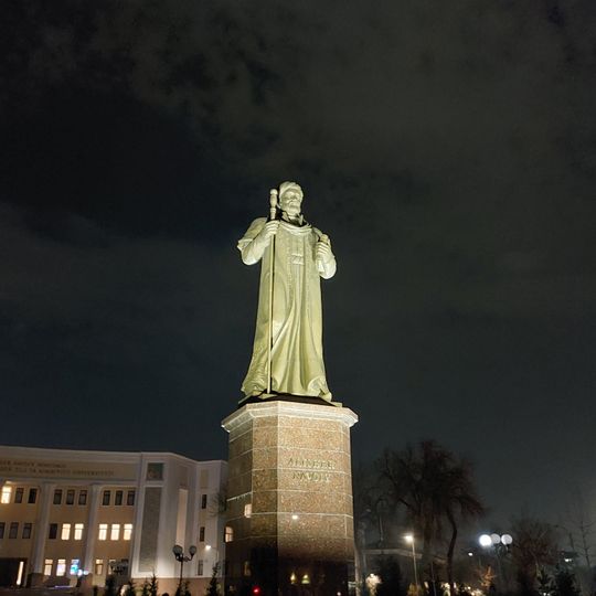 Monumento a Nizami Ganjavi