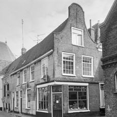 Pand met gepleisterde lijstgevel