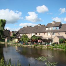 Wallen met overblijfselen van de stadsmuren aan de Zuidzijde van de stad met het watervlak van binnen en buitengracht