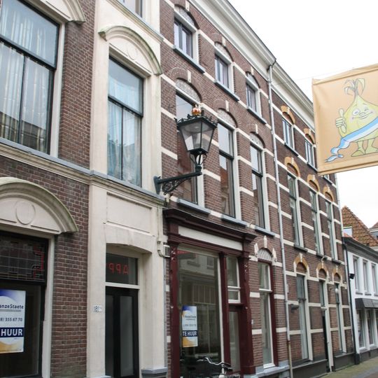 Ondiep woonhuis met restanten van de middeleeuwse stadsmuur