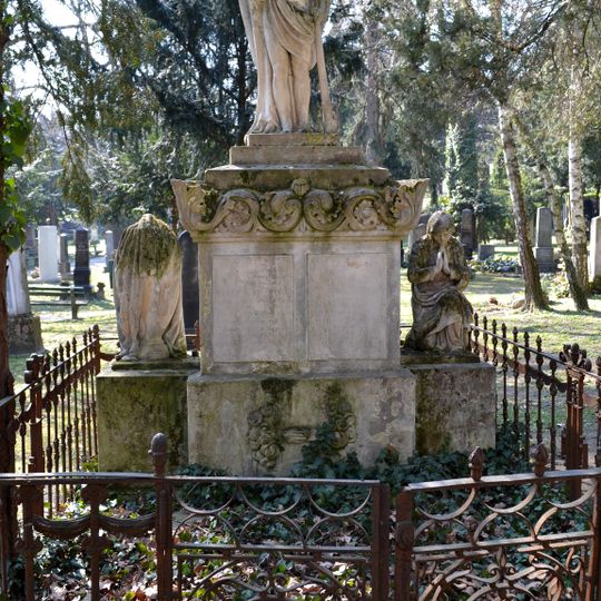 Ev. cintorín Kozia brána, náhrobník so sochami a mrežovou ohradou