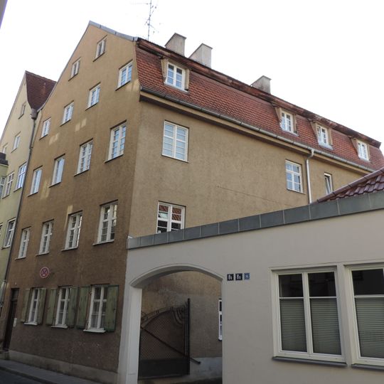 Zwei dreigeschossige giebelständige Bürgerhäuser