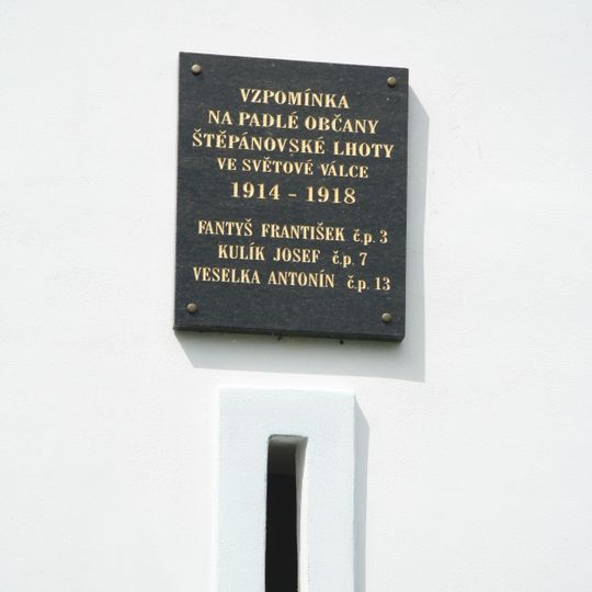 Pamětní deska obětem 2. sv. války na kapli ve Štěpánovské Lhotě