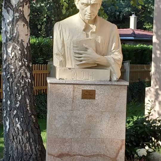 Pomník Jana Husa u domu Československé církve husitské v Mostě