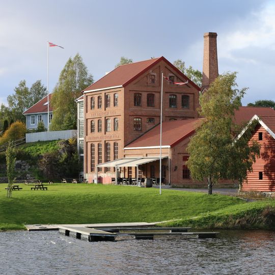 Nes Brenneri, Røykenvika