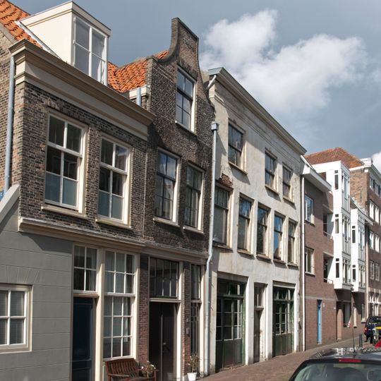 Pand met tuitgevel met in de verdieping schuiframen