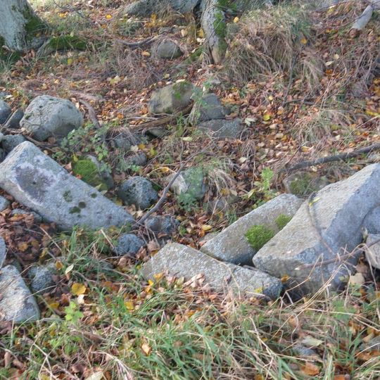 Kříž v poli vpravo od silnice severně od Sudeného