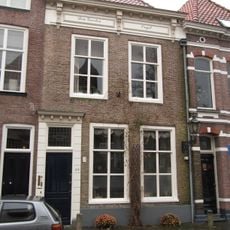 Huis met witgeverfde lijstgevel