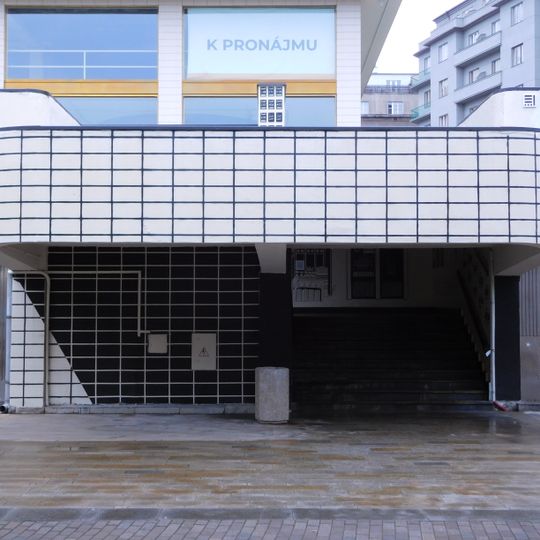 Schodiště z Bubenské ulice k tramvajovým zastávkám Vltavská