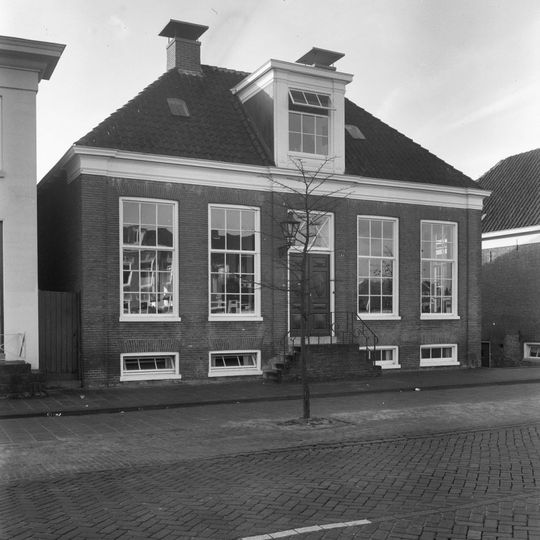 Verdiepingloos huis met verhoogde begane grond en dakkapel