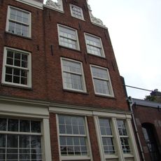 Huis met gevel onder door dakvenster doorbroken lijst