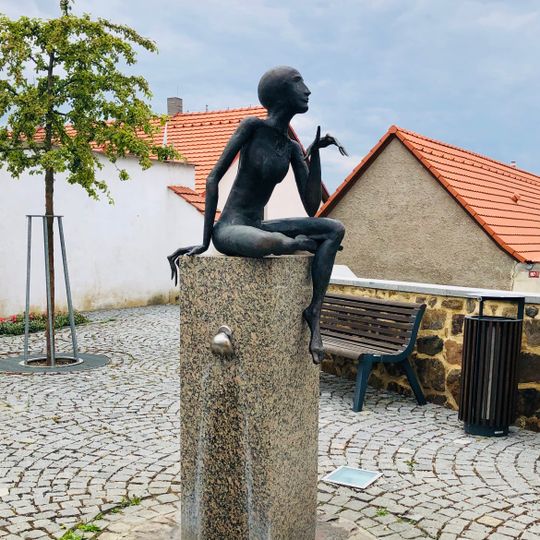 Socha ženy na pítku v Masné ulici v Rakovníku