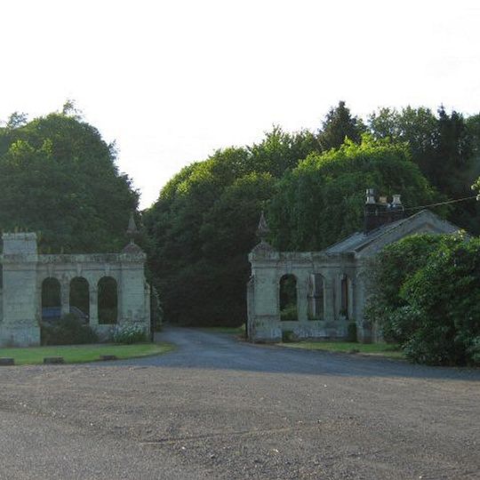 South Lodge And Gate Screen