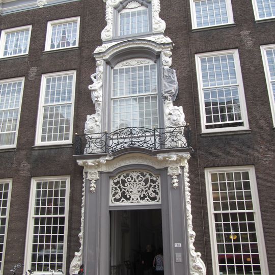 PAND met Lodewijk XIV lijstgevel, vijf vensterassen breed, met rijk versierde middenrisaliet, waarin gesneden omlijstingen (ranken, klauwstukken.