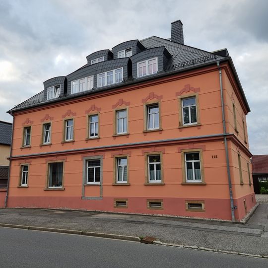 Wohnhaus in offener Bebauung, mit Laden und Nebengebäude Hauptstraße 115