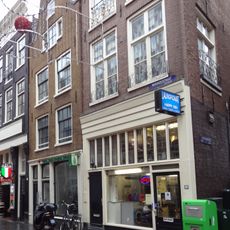 Pand met gevel onder klokvormige top met rollagen