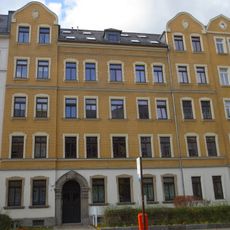 Mietshaus in geschlossener Bebauung mit Vorgarten Further Straße 17