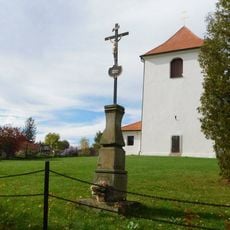Kříž před kostelem svatých Petra a Pavla ve Sněti