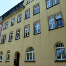 Mietshaus in geschlossener Bebauung Am Schillerplatz 6