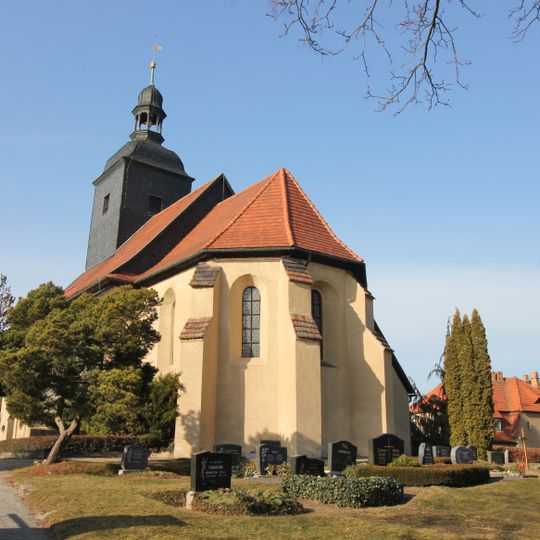 Georgskirche und Kirchhof Gebelzig; Kirche mit Kirchhof, Einfriedung, sechs Grabsteine an der Kirchenwand und Kriegerdenkmal für die Gefallenen des Ersten Weltkrieges