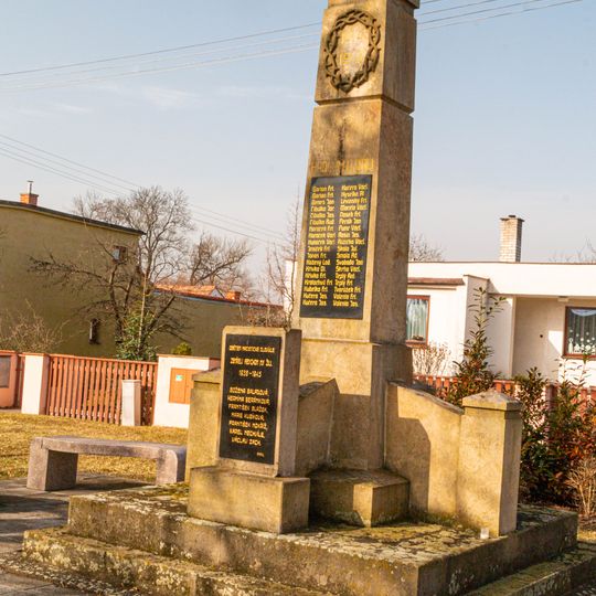 Pomník obětem První a Druhé světové války ve Starých Čívicích
