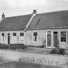 Huis met zadeldak, geverfde langsgevel aan de Ring. Schuiframen