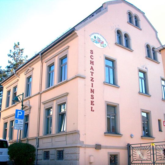 Wohnhaus und Einfriedung, im hinteren Bereich Werksgebäude und Klinkerbau mit Maschinen Gartenstraße 6