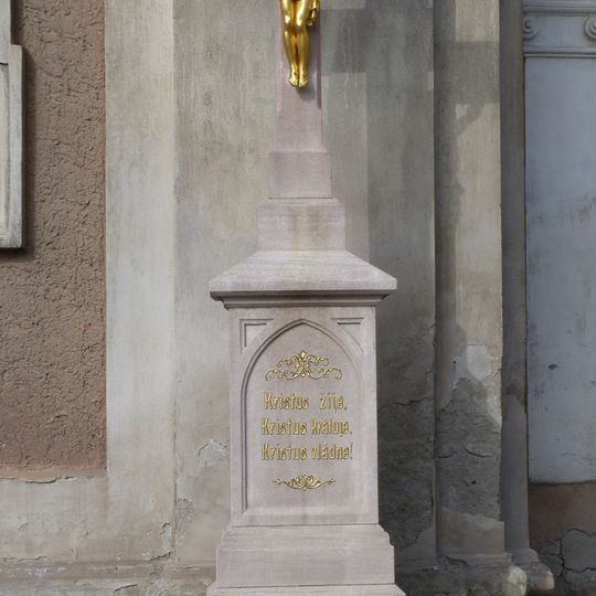 Kříž u kostela na náměstí v Lomnici