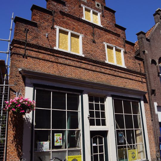 Pand met in 1942 herbouwde bakstenen trapgevel