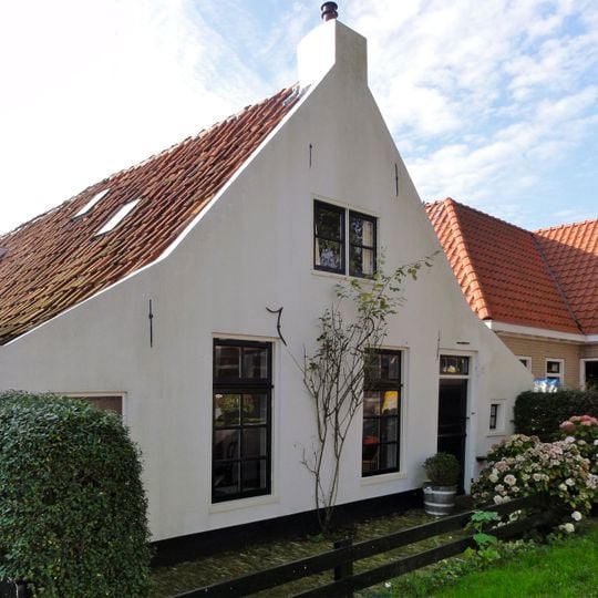 Pand onder zadeldak tussen topgevels met vernieuwde achtergevel