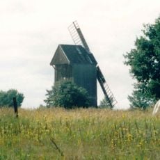 Wiatrak koźlak, przeniesiony?, zdj. obok przedstawia stan z 1994 r.)