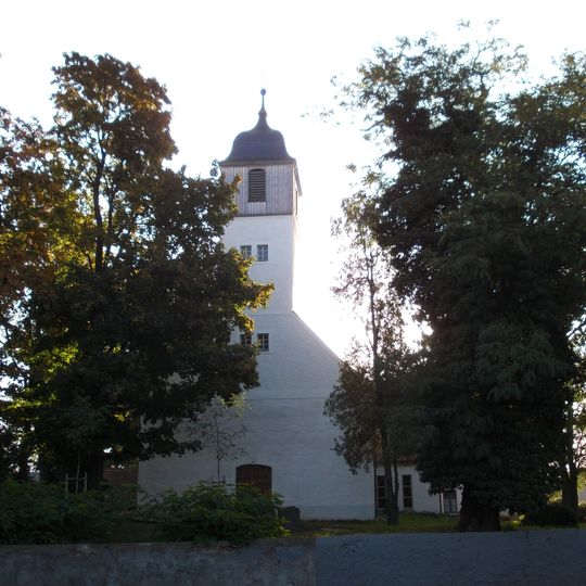 Einzeldenkmale der Sachgesamtheit Heilandskirche und Kirchhof Beilrode: Kirche mit Ausstattung, 16 Grabmale, Denkmal für die Gefallenen des Ersten Weltkrieges sowie Kirchhofseinfriedung und Kirchhofstor (siehe auch Sachgesamtheitsdokument - Obj. 093