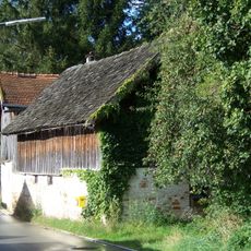 Wohnstallhaus eines Vierseithofs mit Getreidekasten