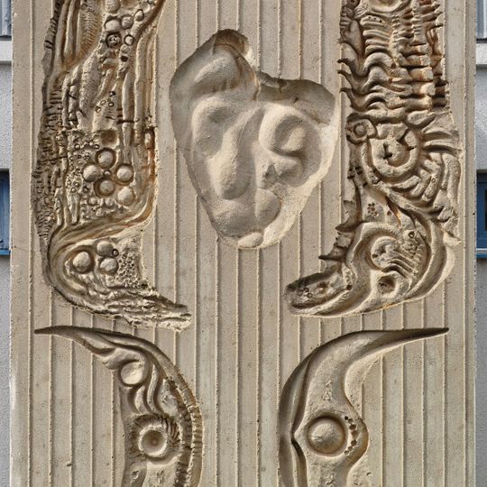 Reliéf na domě s pečovatelskou službou