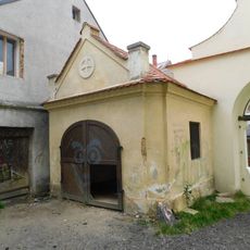 Kaplička v ohradní zdi areálu kostela Narození Panny Marie v Toužimi