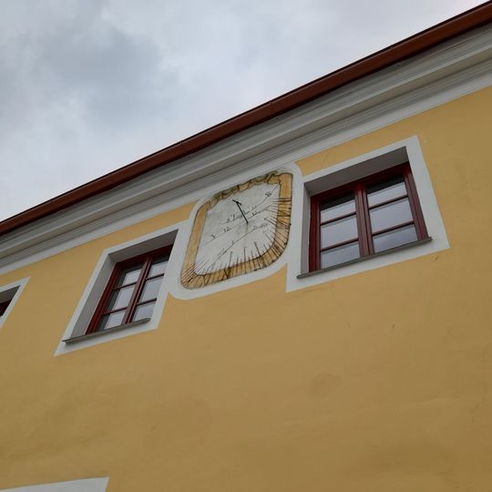 Sluneční hodiny na radnici ve Chvalšinách