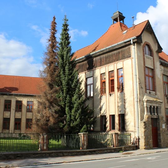 Červená škola s areálom, škola pamätná