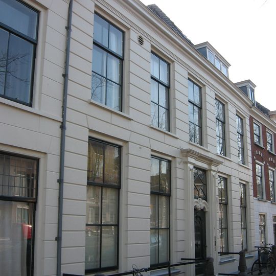 Oorspronkelijk twee huizen, die elk hun eigen schilddak bewaard hebben en achter een gepleisterde gevel met kroonlijst uit tweede kwart 17e eeuw gebracht zijn